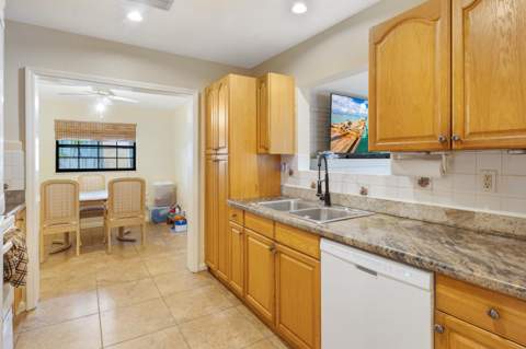 713 NE 35th Street, Oakland Park FL - photo 13 of 23