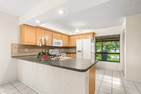 8321 S Coral Circle, North Lauderdale FL - photo 12 of 49