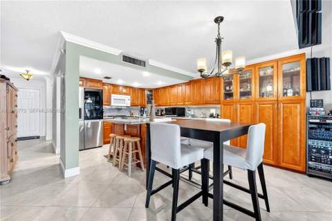 1490 Laguna Lane, Pembroke Pines FL - photo 7 of 21