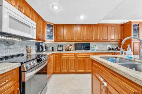1490 Laguna Lane, Pembroke Pines FL - photo 8 of 21