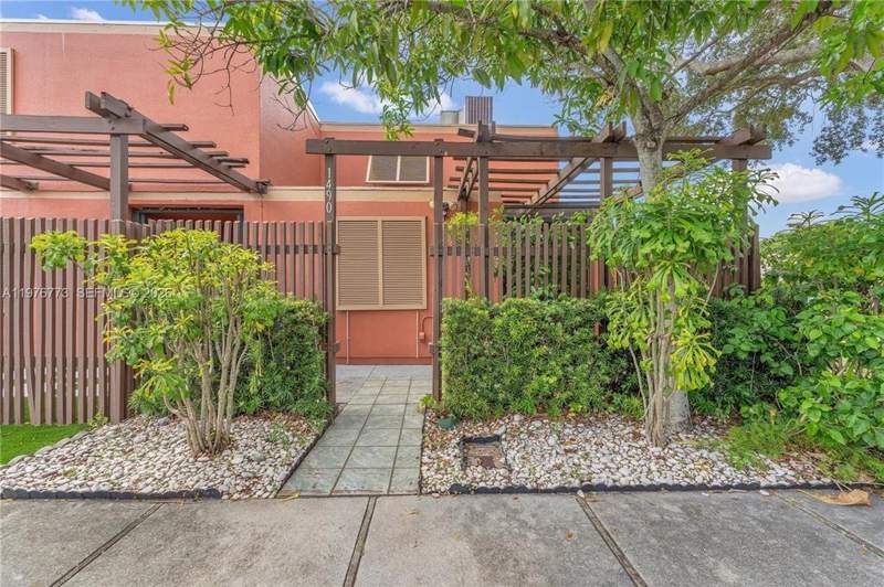 2 bedroom Townhouse at 1490 Laguna Lane, Everglades Sugar & Land Co, Pembroke Pines — photo 2