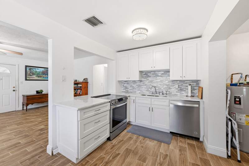 2 bedroom Single Family Residence at 6404 Oak Street, Linwood Gardens No 2, Hollywood — photo 2