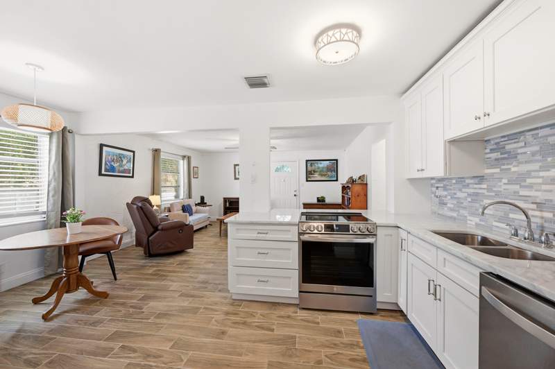 2 bedroom Single Family Residence at 6404 Oak Street, Linwood Gardens No 2, Hollywood — photo 4