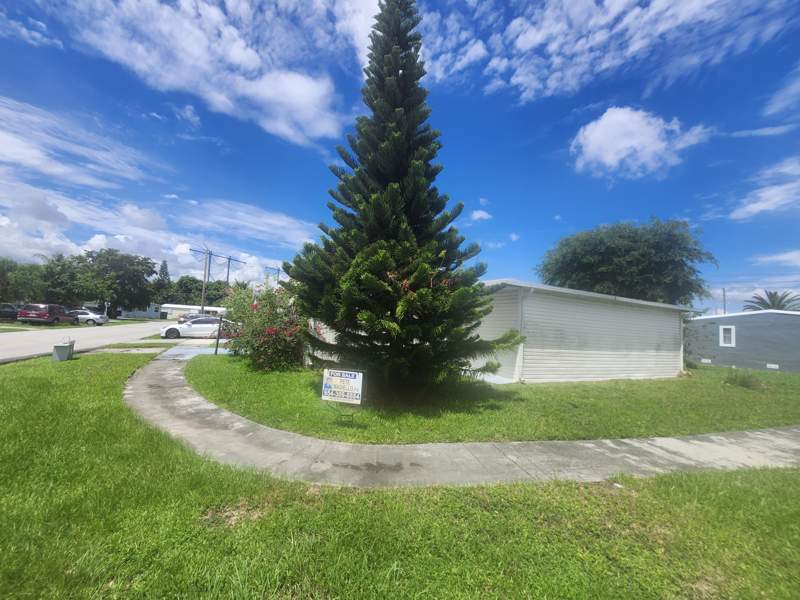 2 bedroom Mobile Home at 290 NW 218th Way #Lot 473, Heritage City, Pembroke Pines — photo 2