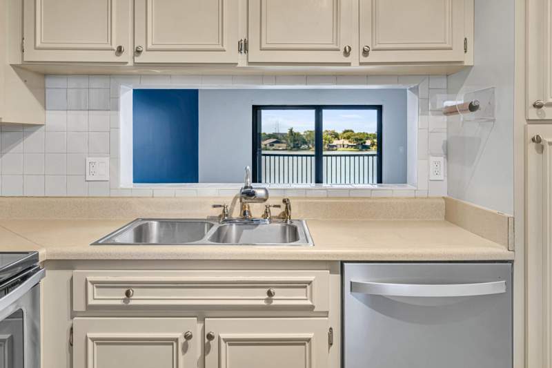 2 bedroom Condominium at 5510 Lakeside Drive #202, Viewpointe Condo, Margate — photo 3