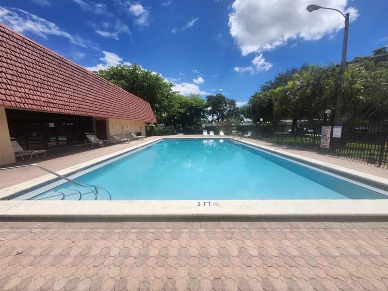2 bedroom Mobile Home at 290 NW 218th Way #Lot 473, Heritage City, Pembroke Pines — photo 4