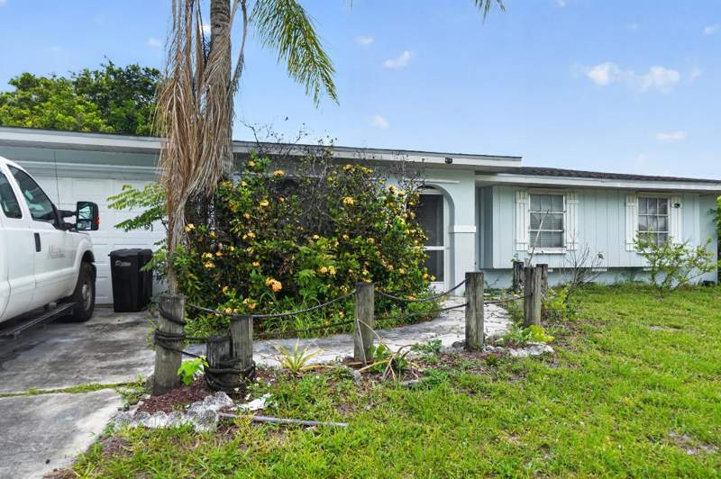3 bedroom Single Family Residence at 247 Airoso Boulevard, River Park Unit 09c, Port St. Lucie — photo 2