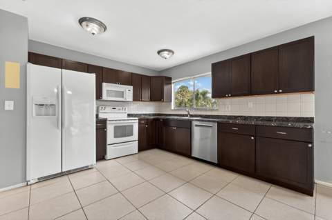 261 SW Cherryhill Road, Port St. Lucie FL - photo 9 of 37