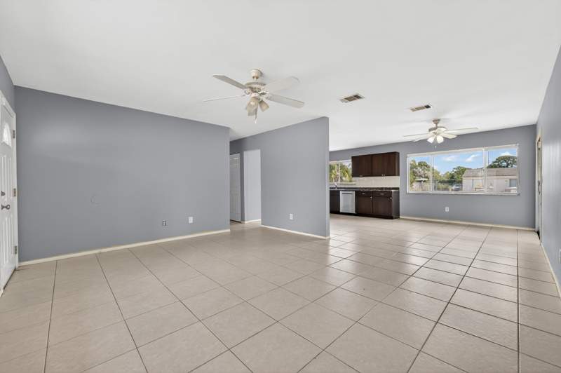 3 bedroom Single Family Residence at 261 SW Cherryhill Road, Port St Lucie Section 41, Port St. Lucie — photo 4