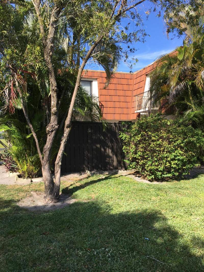 2 bedroom Townhouse at 2233 White Pine Circle #D, Pines 1, Greenacres — photo 2