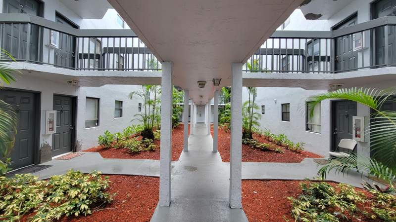1 bedroom Condominium at 1950 N Congress Avenue #206, Presidential Golfview Condo, West Palm Beach — photo 4