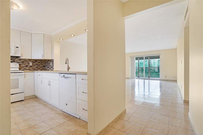 2 bedroom Condominium at 111 SE 3rd Avenue #306, Meadowbrook Lakes, Dania Beach — photo 3