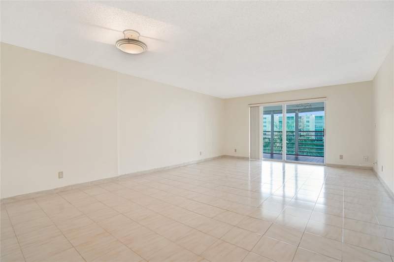 2 bedroom Condominium at 111 SE 3rd Avenue #306, Meadowbrook Lakes, Dania Beach — photo 4