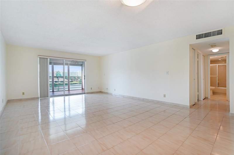 2 bedroom Condominium at 111 SE 3rd Avenue #306, Meadowbrook Lakes, Dania Beach — photo 5