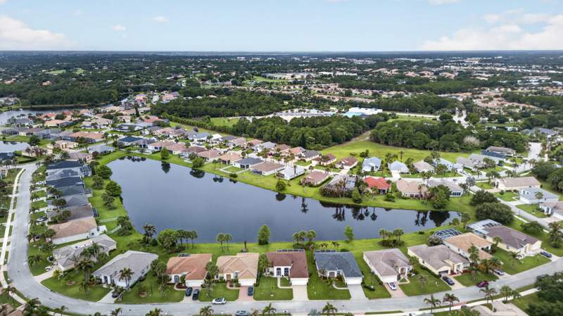 3 bedroom Single Family Residence at 512 SW Lake Manatee Way, Lakeforest At St Lucie West Phase 1 — photo 5