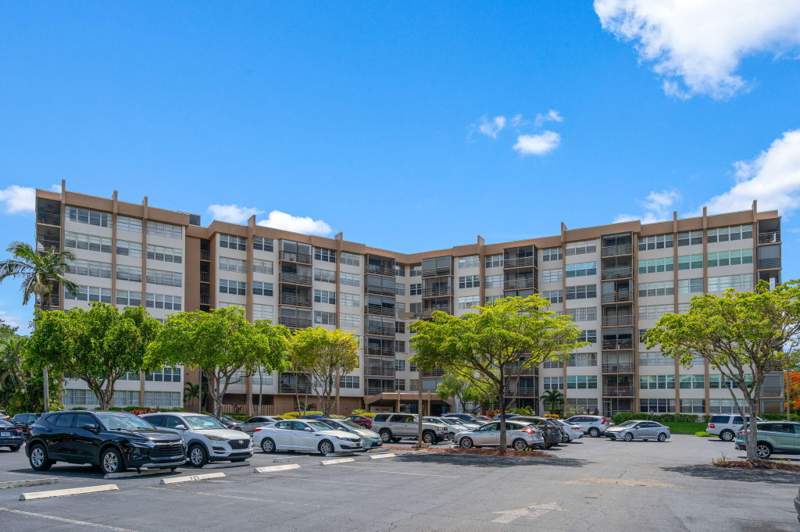 2 bedroom Condominium at 900 Saint Charles Place #221, Park Place Condominium No Six, Pembroke Pines — photo 2