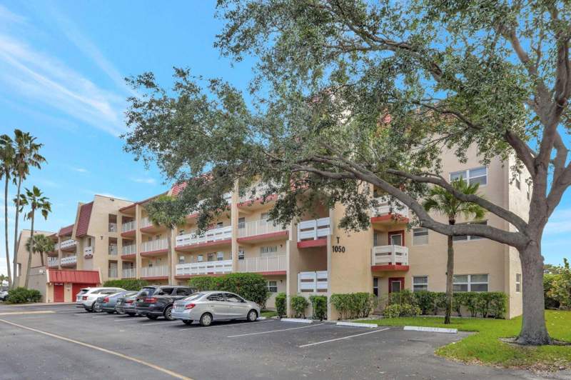 2 bedroom Condominium at 1015 Country Club Drive #307, Oriole Golf & Tennis Club Condo, Margate — photo 2