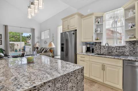 32 Monterey Pointe Drive, Palm Beach Gardens FL - photo 17 of 65