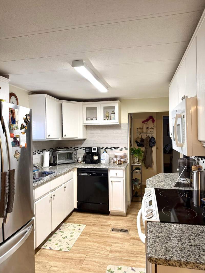 2 bedroom Manufactured Home at 65 W Caribbean, Spanish Lakes Golf Village, Port St. Lucie — photo 3