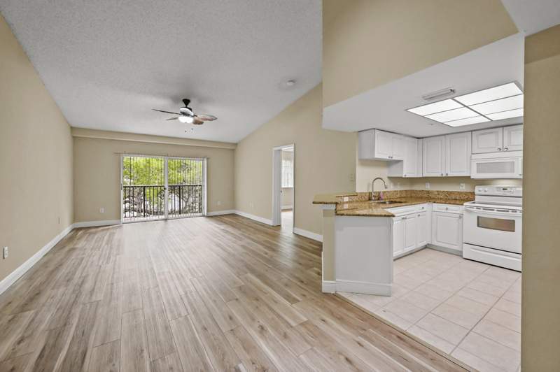 2 bedroom Condominium at 1100 S Crestwood Ct Court #1109, Grand View At Crestwood Condo, Royal Palm Beach — photo 4