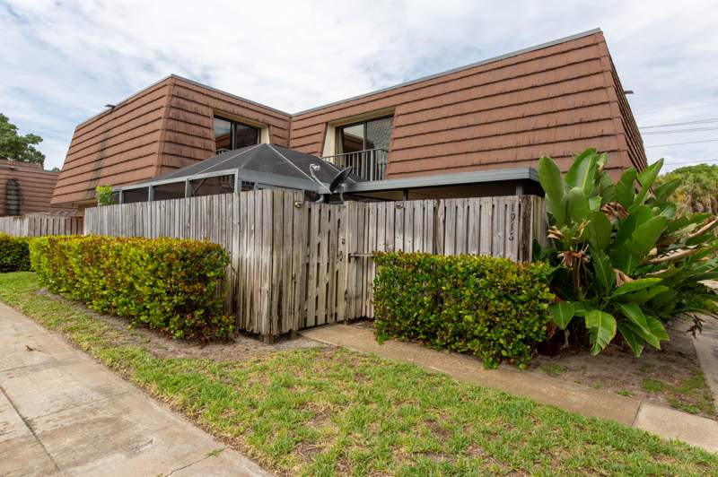 2 bedroom Townhouse at 1916 19th Lane, Garden Lakes And Garden Square Shops, Palm Beach Gardens — photo 5