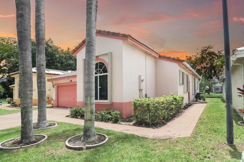 3 bedroom Single Family Residence at 5006 Heron Court, Regency Lakes At Coconut Creek, Coconut Creek — photo 2