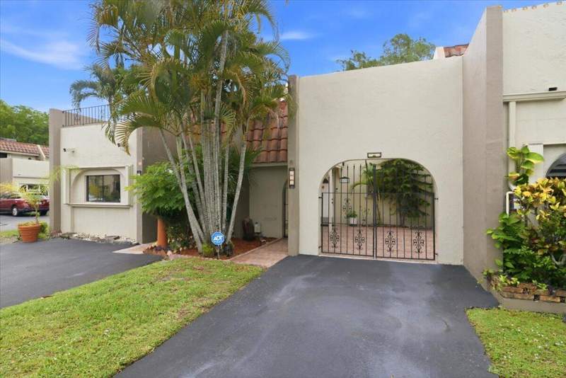 2 bedroom Townhouse at 275 Jacaranda Drive, Las Haciendas Townhouse Condo, Plantation — photo 2