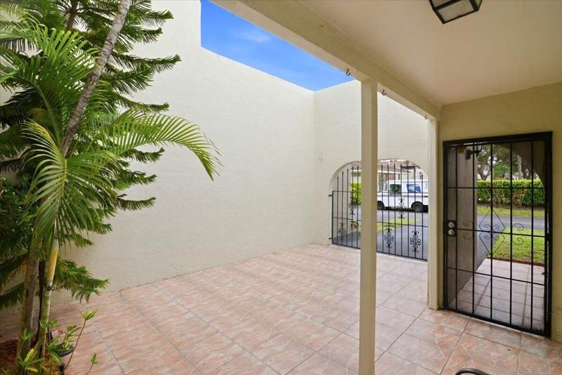 2 bedroom Townhouse at 275 Jacaranda Drive, Las Haciendas Townhouse Condo, Plantation — photo 5