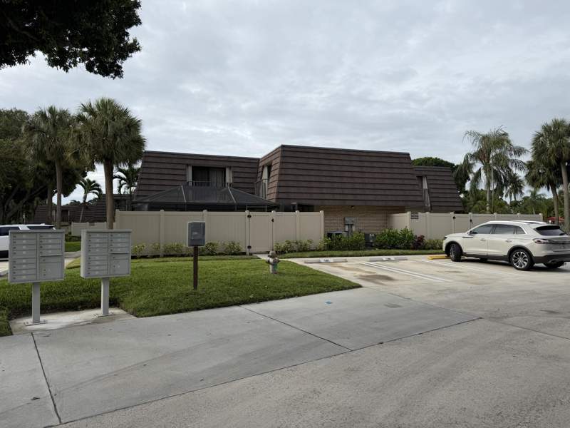 2 bedroom Townhouse at 7622 N 76th Way #200, Heritage Village Of P B Lakes, West Palm Beach — photo 3