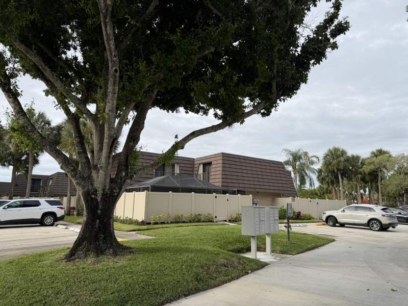 2 bedroom Townhouse at 7622 N 76th Way #200, Heritage Village Of P B Lakes, West Palm Beach — photo 4