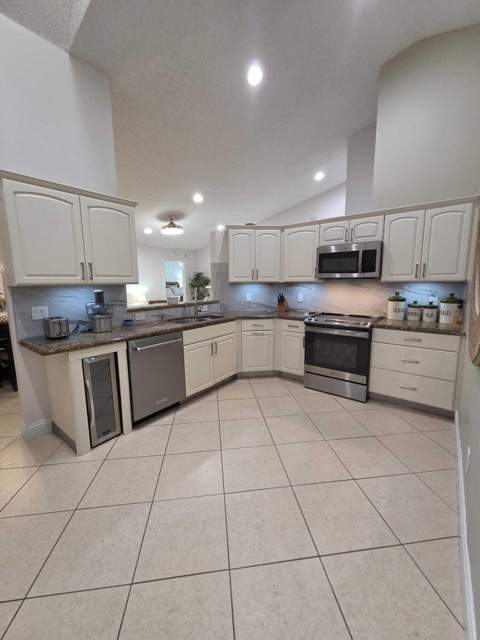 115 Ramblewood Circle, Royal Palm Beach FL - photo 11 of 54