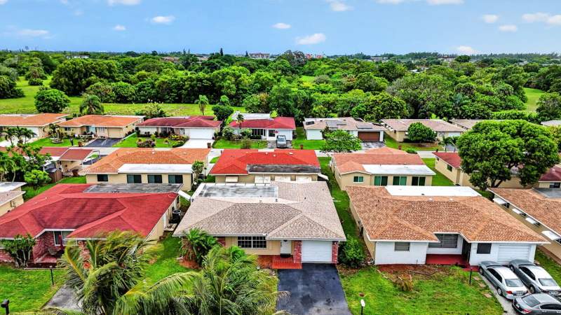 2 bedroom Single Family Residence at 1140 NW 49th Street, Crystal Lake 4th Sec, Deerfield Beach — photo 3