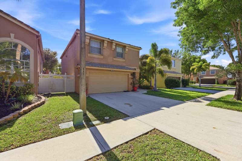5 bedroom Single Family Residence at 1327 Isleworth Court, Madison Green 1 Pars A, H And K, Royal Palm Beach — photo 2