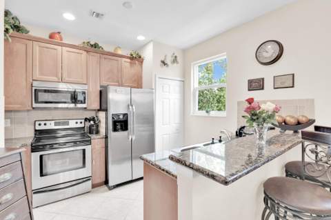 528 Bayfront Drive, Boynton Beach FL - photo 7 of 17
