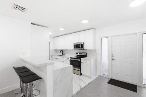 6444 Oak Street, Hollywood FL - photo 7 of 32