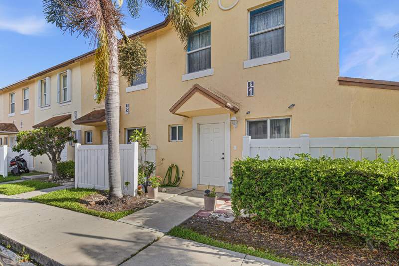 2 bedroom Townhouse at 6631 Winfield Boulevard #1-6, Coventry House, Margate — photo 2