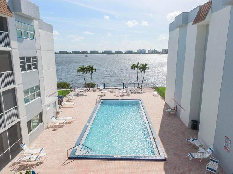 2 bedroom Condominium at 1502 S Lakeside Drive ##401, Palm Lake 1 Condo, Lake Worth Beach — photo 4