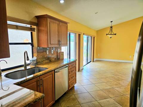 566 Village Lake Drive, Weston FL - photo 11 of 37