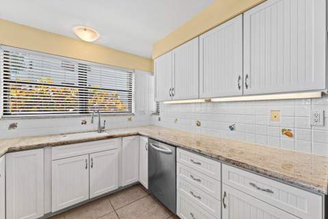 372 Golfview Road #101, North Palm Beach FL - photo 8 of 32