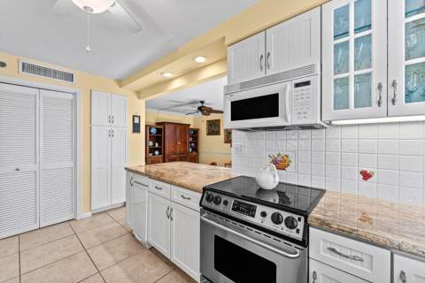 372 Golfview Road #101, North Palm Beach FL - photo 9 of 32