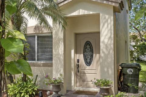 4776 Lago Vista Drive, Coconut Creek FL - photo 7 of 44