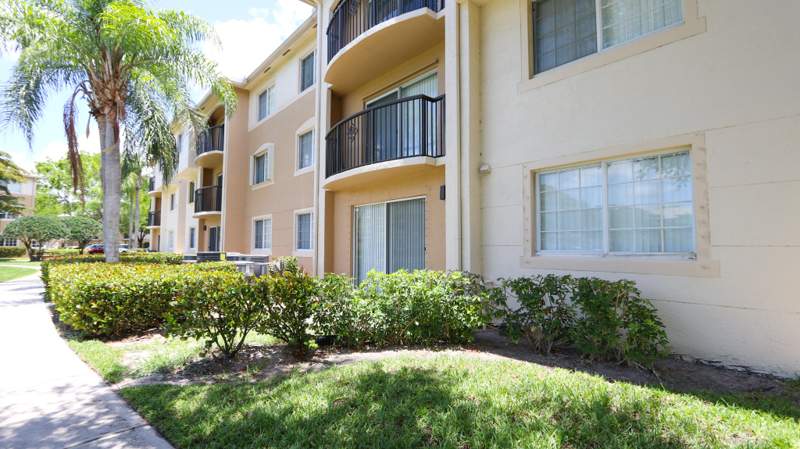 2 bedroom Condominium at 500 N Crestwood Ct Court #502, Grand View , Royal Palm Beach — photo 5