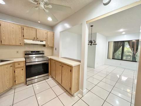 433 Pine Glen Lane #C2, Greenacres FL - photo 9 of 57