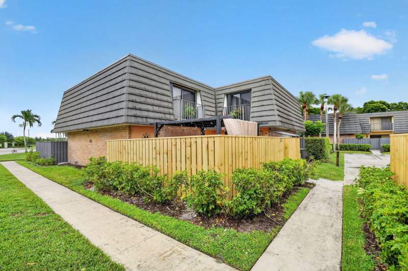 2 bedroom Townhouse at 315 3rd Way, Village Of Sandalwood Lakes 1, West Palm Beach — photo 2
