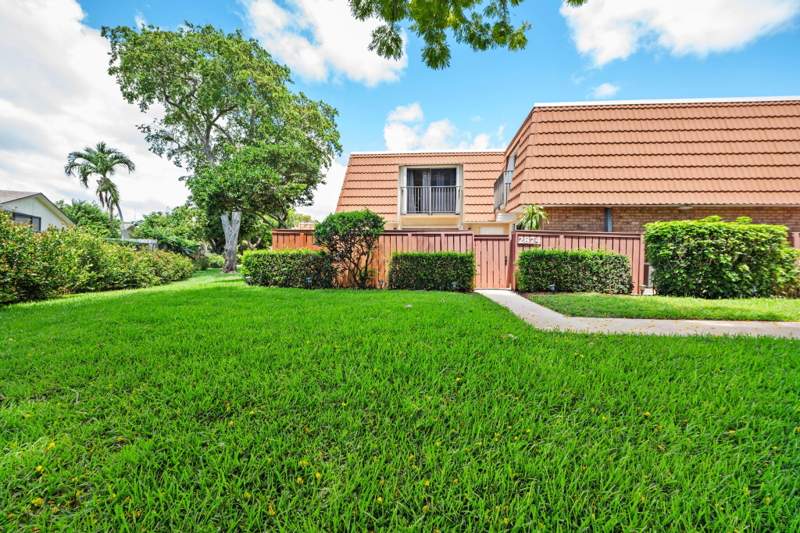 2 bedroom Townhouse at 2874 Waterford Drive, Waterford Courtyards Addition, Deerfield Beach — photo 2