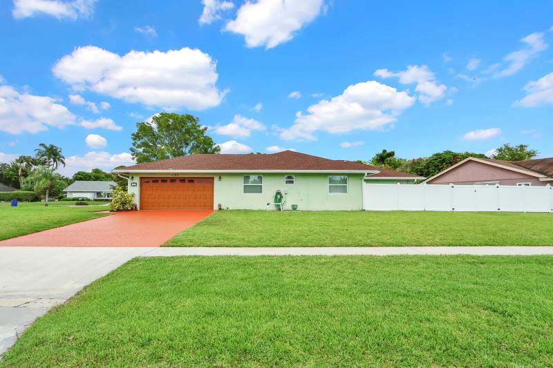 5 bedroom Single Family Residence at 127 Miramar Avenue, La Mancha 3, Royal Palm Beach — photo 2