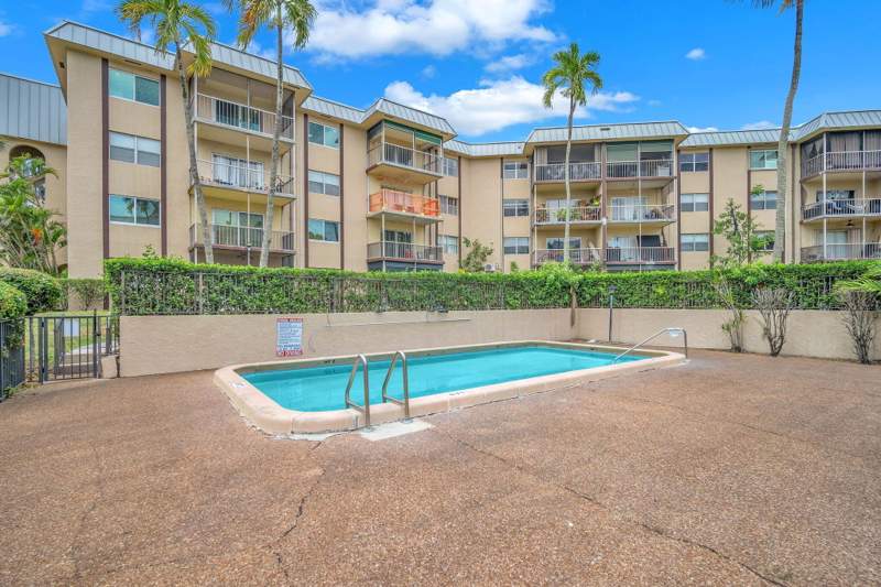3 bedroom Condominium at 6361 N Falls Cir Drive #408, Inverrary Country Club, Lauderhill — photo 2