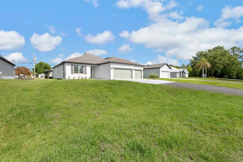 3 bedroom Single Family Residence at 242 SW Glen Road, Port St Lucie, Port St. Lucie — photo 2