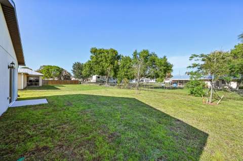 5606 Seagrape Drive, Fort Pierce FL - photo 9 of 27