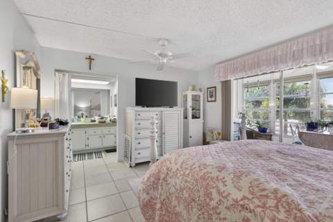 308 Greenbrier A, West Palm Beach FL - photo 13 of 37
